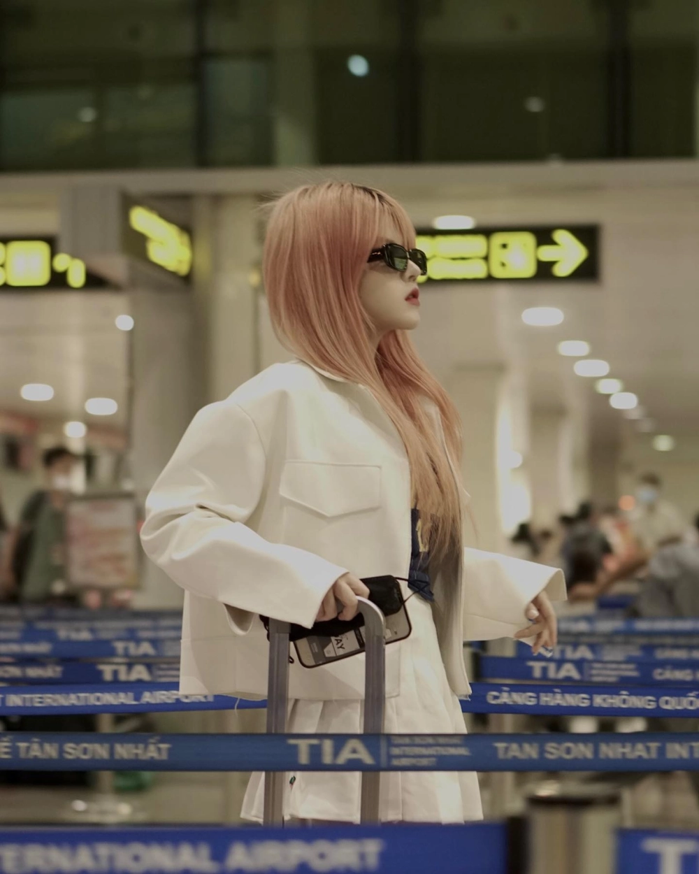 Reency Ngô Em Vẫn Ở Đây lột tả cảm xúc sâu sắc qua ánh mắt